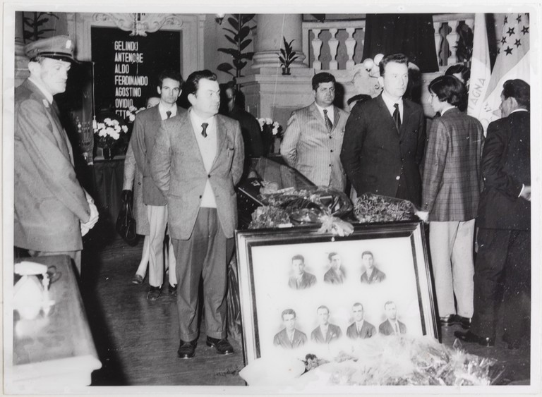 Gattatico-Reggio Emilia, 27-30 marzo 1970, Funerali di Alcide Cervi, camera ardente di Alcide nella Sala del Tricolore di Reggio Emilia, picchetto d'onore